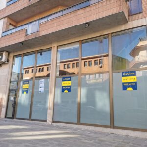 Preciós Local comercial polivalent al centre de Mollerussa en LLOGUER.