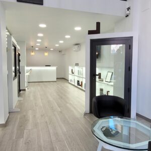 Venta de local comercial con altillo.