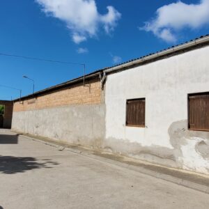 VENTA de ALMACÉN con PATIO URBANO