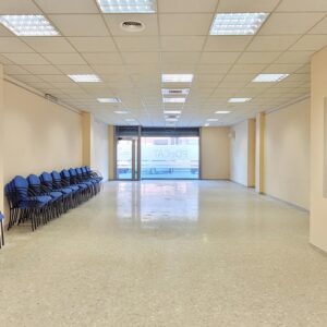 Local comercial diàfan amb pati privat en excel·lent zona de serveis