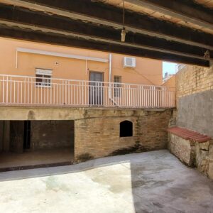 Casa amb pati en Venda.