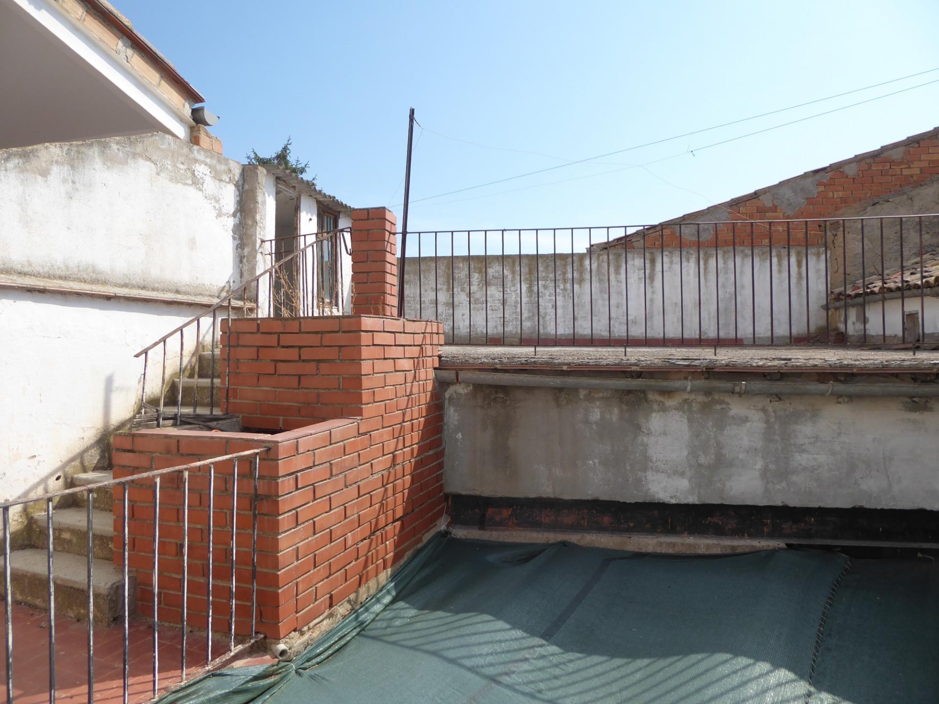 063679800_880fd085e6a08a8076161d9a8ce48329