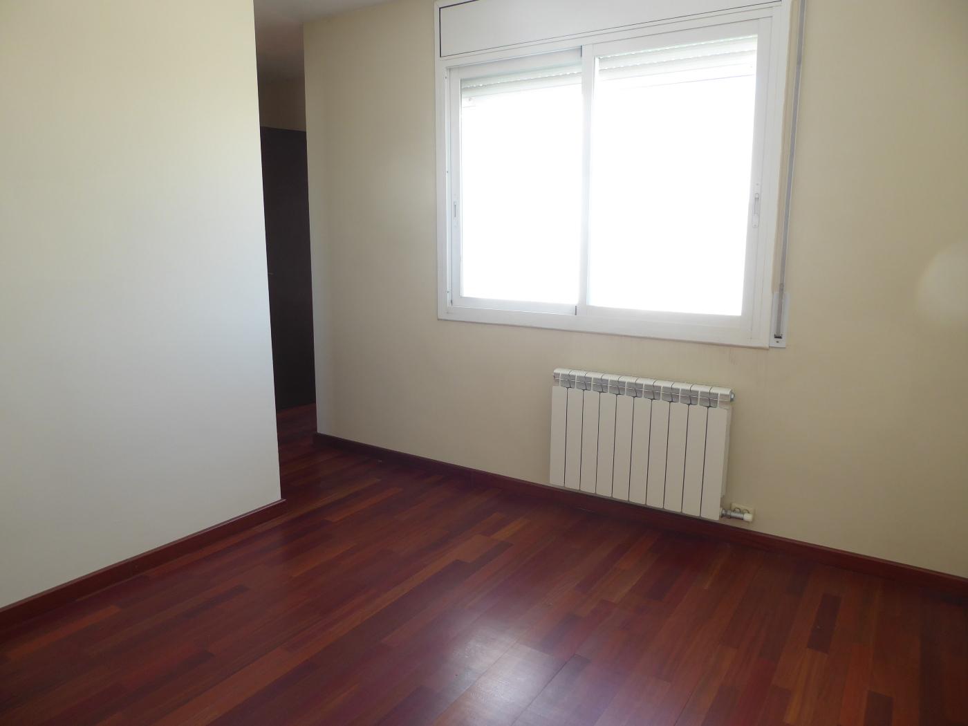 079286200_5ad8d4f8813e905eea7c9e82ce048855