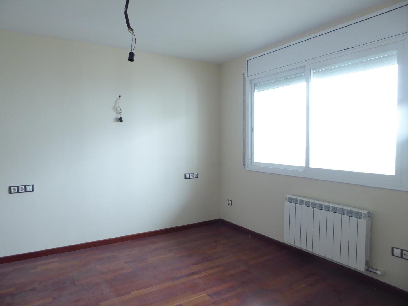 079286200_6214b3f197d18454202b550f56830131