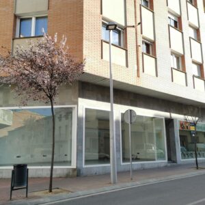 LOCAL COMERCIAL EN VENDA I LLOGUER.